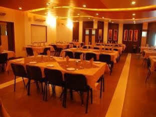 Hotel Indralok Junagadh Esterno foto